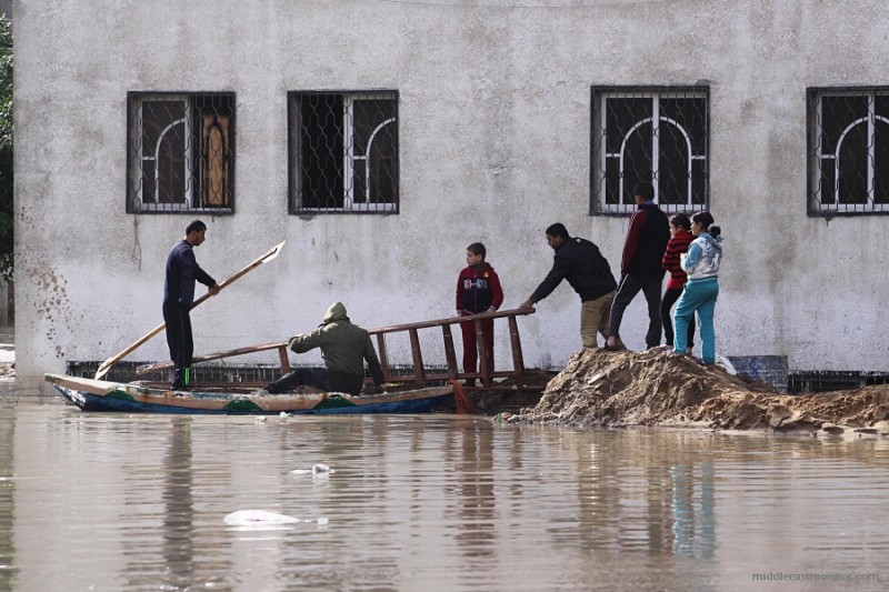 Para nelayan Palestina ikut membantu evakuasi korban banjir di Gaza, Jabalia, Rafah, dan Khan Younis dengan perahu mereka. Foto: Middle East Monitor