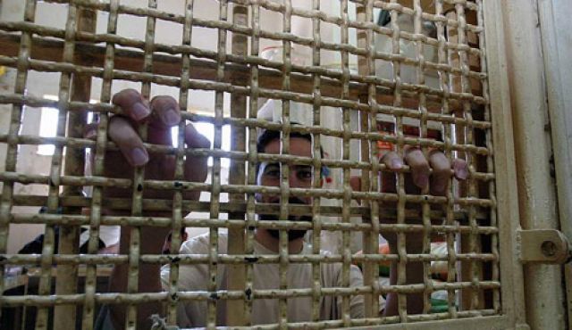 Seorang warga Palestina di dalam penjara penjajah zionis israel. foto: Haaretz