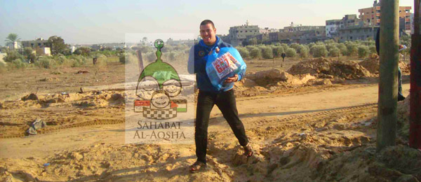 Yusuf, relawan nekat, musim dingin pakai sendal. Foto: Sahabat Al-Aqsha