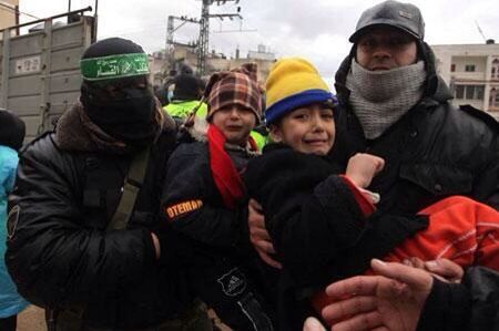 Brigade Al-Qassam menolong anak-anak yang menjadi korban banjir di Gaza. Foto: Brigade Al-Qassam