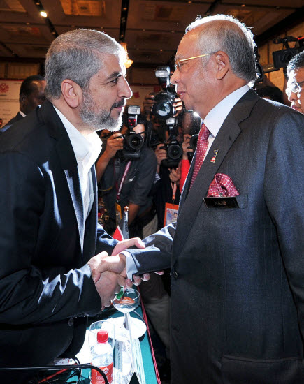 Khalid Misy'al bersalaman dengan PM Malaysia Najib Razak. foto: The Sun Daily