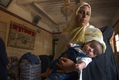 Seorang Ibu di Gaza bersama anaknya yang juga menderita anemia, kekurangan sel darah merah. Jumlah ibu dan anak penderita anemia di Gaza meningkat drastis sejak 7,5 tahun lalu dikepung oleh zionis Israel. foto: Infinite Unknown