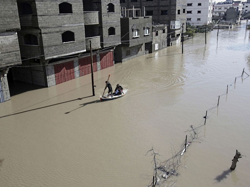 Zionis 'Israel' membuka bendungan ke arah Gaza, mengakibatkan sejumlah wilayah di Jalur Gaza banjir dan penduduk harus mengungsi. Foto: AP