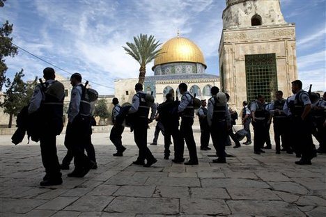 Pasukan penjajaha di halaman Masjidil Aqsha di depan Kubah As-Sakhra. foto: Abou Juma