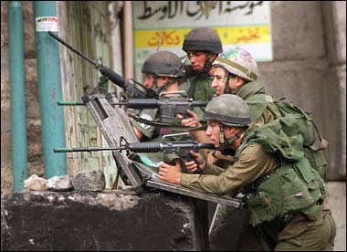 Arsip foto News One: Serdadu-serdadu Israel terus menteror rakyat Palestina dengan persenjataan lengkap dan perilaku premanisme.
