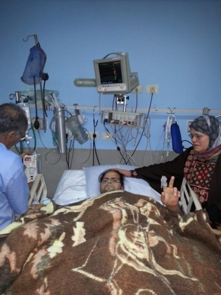 Ma'in Al-Atrash di ruang perawatan rumah sakit sebelum koma akibat komplikasi luka tembakan 'Israel' tahun 2004 yang melumpuhkannya. Foto: IMEMC