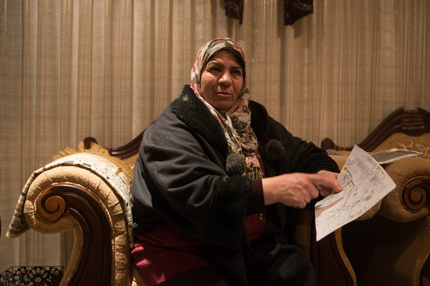 Feryal Abu Haikal, pemilik lahan perkebunan yang dihancurkan tentara 'Israel' untuk dibangun 'taman arkeologi', menolak pergi dari rumahnya. Foto: Electronic Intifada