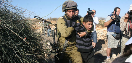 Sebanyak 75% tawanan di penjara zionis tahun 2013 adalah anak-anak di bawah usia 18 tahun dan pemuda antara 18-30 tahun. Mereka menderita siksaan badan dan jiwa, mendapat ancaman, siksaan dengan listrik, juga kekurangan makan dan tidur. Foto: Electronic Intifada