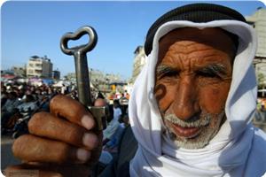 Seorang kakek warga Palestina masih menyimpan kunci rumahnya di tanah kelahirannya, Palestina, yang direbut penjajah zionis sejak 1948. Foto: PIC