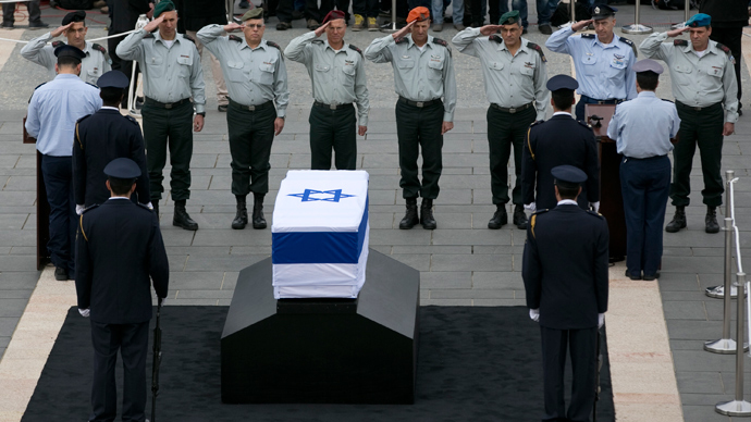Tentara militer 'Israel' memberi penghormatan kepada peti mati Ariel Sharon. Polisi 'Israel' diinstruksikan untuk menyelidiki publik yang mengungkapkan kebahagiaan atas kematian Sharon. Foto: Reuters