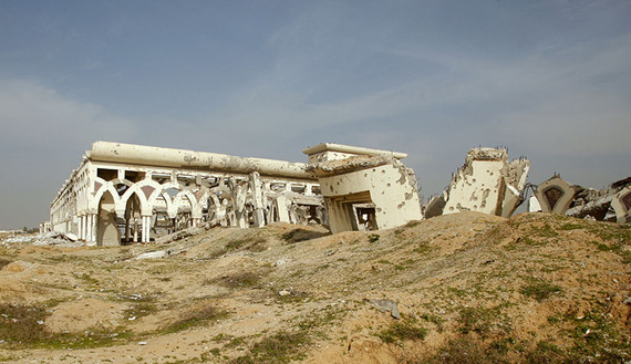 Bandara Internasional Gaza menjadi tempat terbengkalai sejak 'Israel' membom dan membuldozer bangunan, menara radar, dan landasan pacu. Foto: Al-Monitor