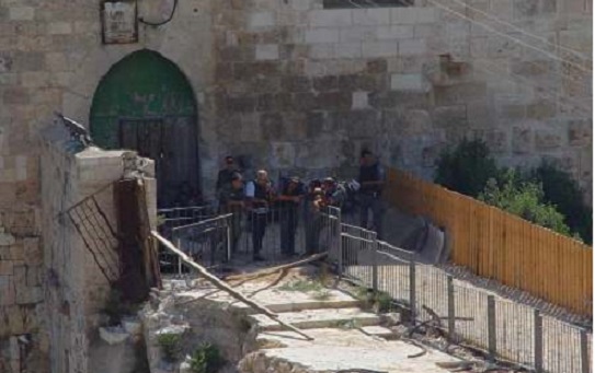 Sejumlah aparat penjajah zionis memeriksa tembok penahan di Bab Al-Mughrabi yang roboh hari ini akibat penggalian-penggalian yang di lakukan di bawah Masjidil Aqsha. foto: PNN