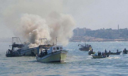 Arsip foto ini menunjukkan Kapal nelayan Gaza yang berasap tebal, terbakar karena ditembaki patroli kapal perang zionis israel. foto: IMEMC