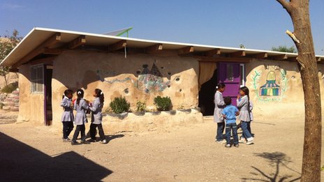 Khan Al-Ahmar, sekolah Palestina di 'Area C' yang dibangun dengan ban dan lumpur dalam ancaman dihancurkan penjajah zionis 'Israel'. Foto: BBC