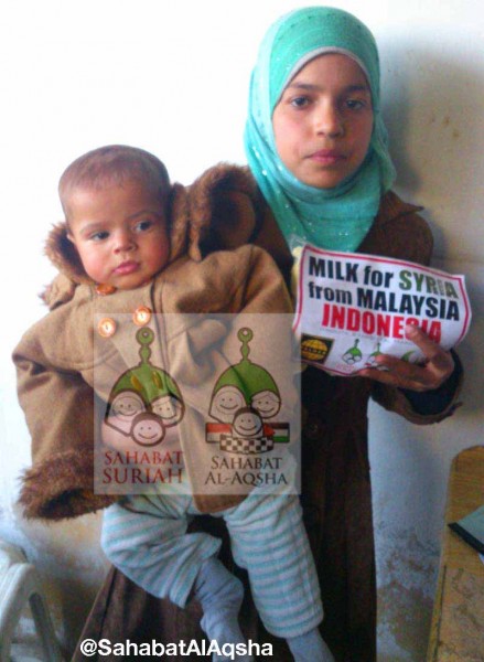 Terima kasih, sekarang adikku bisa minum susu lagi. foto: Sahabat Al-Aqsha/HALUAN/Al-Sarraa