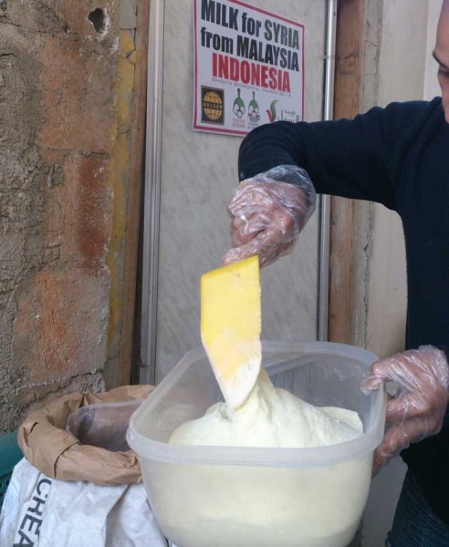 Semoga Allah kirimkan di setiap butir halus susu ini keberkahan yang berlipat ganda, bagi yang mengirim dan menerimanya. foto: Sahabat Al-Aqsha/HALUAN/Al-Sarraa