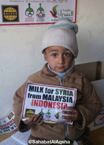 Ya Nak, ini dari Allah. Terima kasih sudah berkenan menerima lewat kami. foto: Sahabat Al-Aqsha/HALUAN/Al-Sarraa