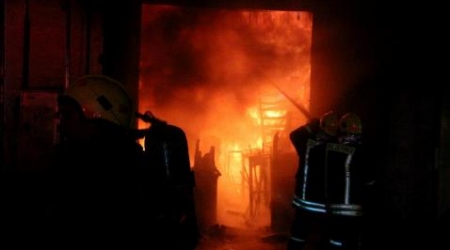 Kebakaran akibat lilin semakin sering terjadi di Jalur Gaza karena krisis listrik. Foto: IMEMC