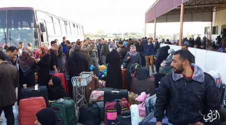 Antrian warga Palestina yang hendak melewati gerbang perbatasan Rafah pada Sabtu (29/3) setelah 50 hari ditutup. Foto: Alray