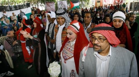 Pengantin Palestina di Burj Al-Shemali menjaga tradisi pernikahan Palestina di peringatan Hari Tanah. Foto: Alray