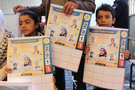 Anak-anak Palestina melakukan protes setiap minggunya untuk membela keluarga yang ditahan penjajah zionis 'Israel'. Foto: PIC