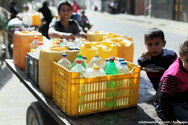 Anak-anak Palestina mengantri air untuk memenuhi kebutuhan dasar sehari-hari. Arsip foto: Middle East Monitor