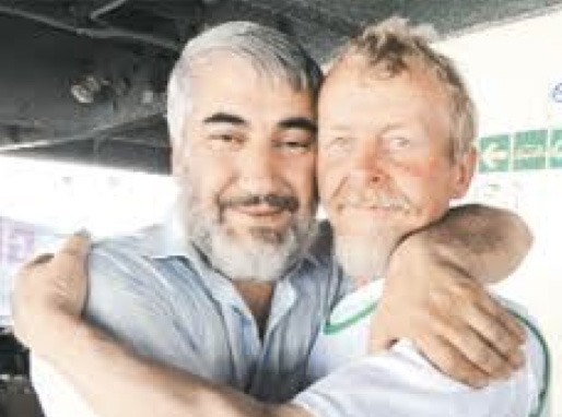 U?ur Süleyman (Asy-Syahid in syaa Allah) di kapal Mavi Marmara sebelum ditembak serdadu zionis, nampak bersama Peter Vanner, relawan Inggris yang masuk Islam. foto: Star Gazete