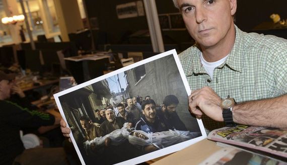 Paul Hansen, fotografer Swedia, memegang foto yang menangkap momen serangan penjajah zionis terhadap Gaza tahun lalu. Foto ini memenangkan penghargaan internasional. Foto: Reuters