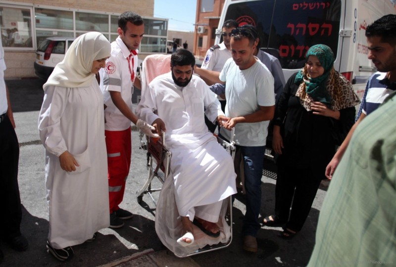 Direktur Masjidil Aqsha tertembak peluru di bagian kaki saat polisi penjajah serang Masjidil Aqsha. Foto: Middle East Monitor