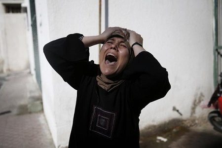 Seorang ibu yang anggota keluarganya tewas dibunuh penjajah zionis 'Israel'. Foto: IMEMC