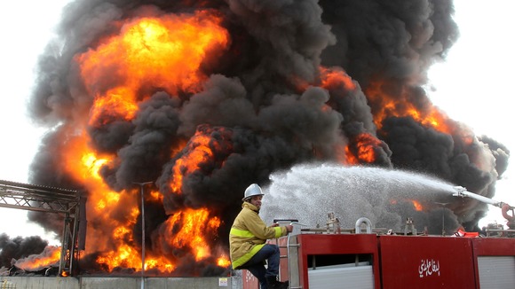 Pemadam kebakaran berusaha memadamkan pembangkit listrik Gaza yang terbakar diserang penjajah zionis 'Israel'. Foto: Reuters
