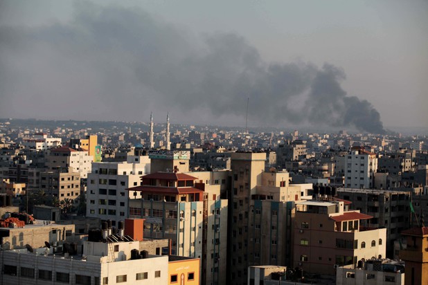 Asap yang menyelimuti langit Gaza setelah penjajah zionis 'Israel' mengebom Asy-Syujaiyyah, Gaza. Foto: Electronic Intifada