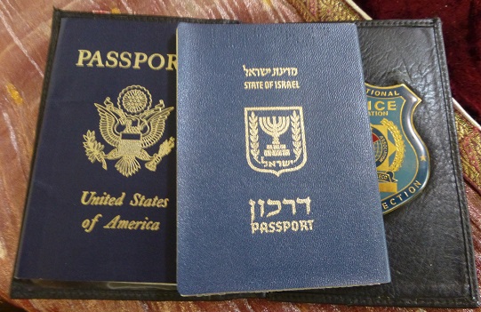 Paspor yang biasa digunakan wisatawan zionis bila berpergian ke negara lain. Sering juga mereka gunakan paspor negara lain jika berkunjung ke negeri yang tak punya hubungan diplomatik dengan zionis. foto: Israel and Stuff