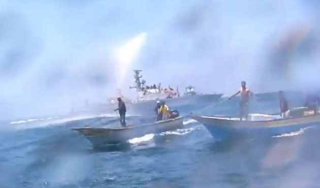 Nelayan Gaza yang berjumlah sembilan orang terpaksa harus melompat ke laut dan berenang ke tepian sesaat sebelum kapal mereka terbakar. Foto: World Bulletin/News Desk 