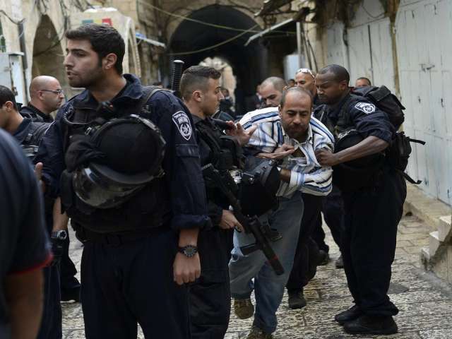 Lusinan ekstremis Yahudi berteriak, "Masjid akan dihancurkan dan kuil akan dibangun." Foto: WorldNews