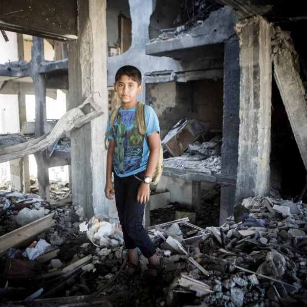 Mohammed (11) berasal dari Beit Hanoun. Dia sangat merindukan buku dan komputer miliknya. Apartemennya adalah salah satu dari 90 apartemen yang dihancurkan oleh Israel di Al-Nada Towers