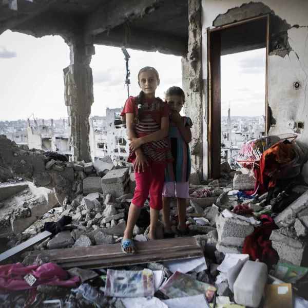 Sanabel (10) dan adiknya Haifa (6) di Shujaiyah. Sanabel sangat merindukan boneka Teddy Bear-nya dan Haifa merindukan boneka miliknya.