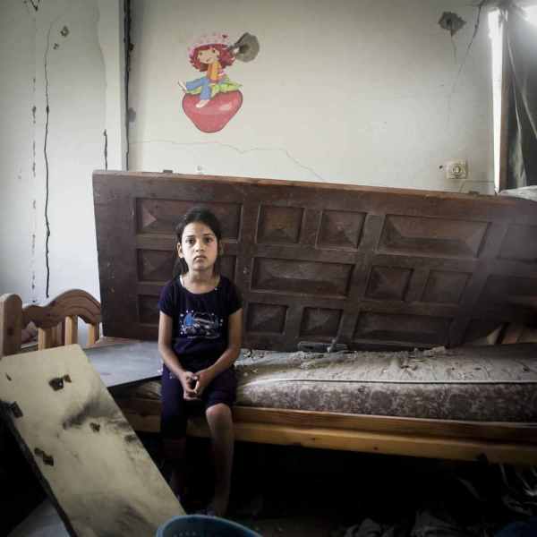 Yarra Ziada (9) dari Syujaiyyah, sangat merindukan gaun merah kesayangannya. Hingga kini ia masih sangat takut penyerangan terjadi lagi