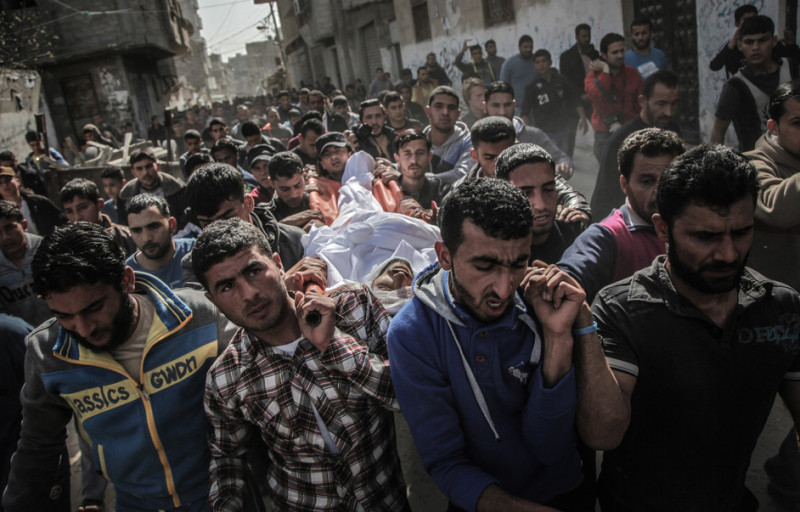 Istri Tawfiq Abu Reyala dan empat anaknya tak lagi memiliki pendapatan setelah sang kepala keluarga ditembak mati pasukan AL Zionis. Foto: Ezz Zanoun