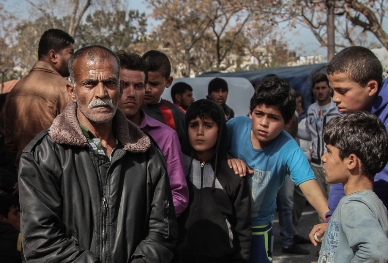 Emad Abu Reyala bekerja dengan sepupunya, Tawfiq, setiap hari di kapal keluarga mereka sebelum sang sepupu ditembak mati awal Maret lalu. Foto: Ezz Zanoun