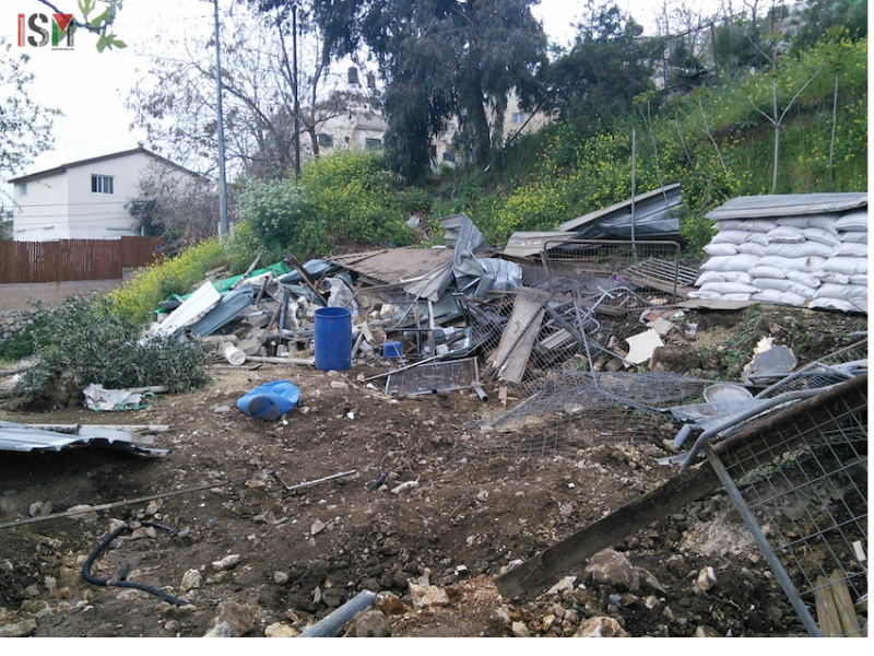 Tanah keluarga Totah setelah pasukan Zionis menghancurkan sebuah pagar dan kandang hewan. Foto: ISM