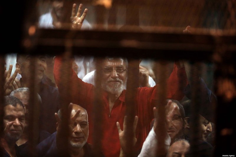 Pengadilan Muhammad Badie, pemimpin Ikhwanul Muslimin, yang merupakan salah seorang di antara 106 terdakwa kasus penyerbuan penjara. Foto: Kantor berita Anadolu