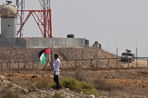 Serdadu Zionis sering menembaki warga Palestina yang tengah berusaha mencari pekerjaan di dekat perbatasan antara Gaza dan wilayah Palestina yang kini dijajah Zionis. Foto: Ashraf Amra/APA Images)