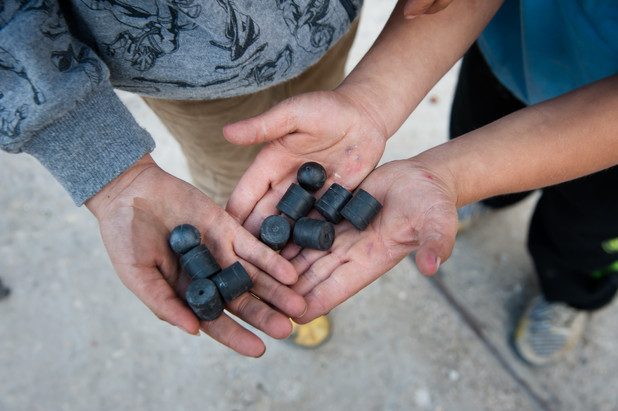Anak-anak Palestina mengumpulkan peluru karet berlapis baja setelah mereka menjadi sasaran tembak serdadu Zionis. Foto: Ryan Rodrick Beiler/ActiveStills
