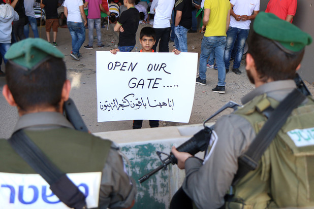 Warga Palestina memprotes penutupan pintu gerbang oleh Zionis 8 Mei lalu. Foto: Ahmad Al-Bazz/ActiveStills)