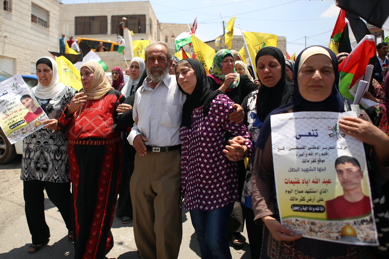 Duka mendalam keluarga Abdallah Ghuneimat saat pemakamannya di Kafr Malik pada 14 Juni lalu. Kata kerabatnya, Abdallah Ghuneimat bercita-cita memiliki kehidupan yang stabil dan berumah tangga. Foto: Shadi Hatem/APA images