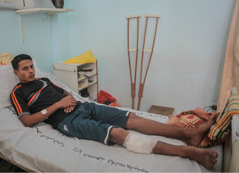 Serdadu Zionis tembak kaki Islam Samir Tawfiq Abu Reda (16). Foto: Ezz Zanoun