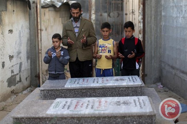 Ahmed Bakr (kedua dari kiri), ayah dari salah seorang korban serangan militer ‘Israel’ di pantai Gaza yang juga menewaskan tiga kerabat lainnya. (AFP/Mahmud Hams)