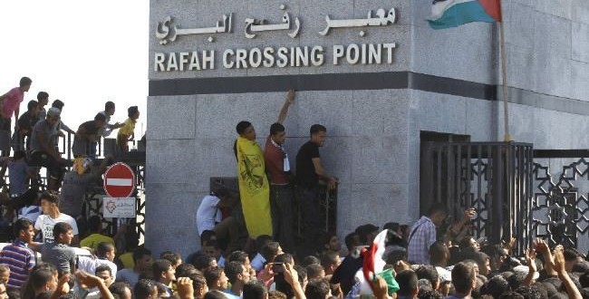 Kerumunan warga Gaza di pintu masuk pelintasan Rafah, Maret 2014. Foto: PNN