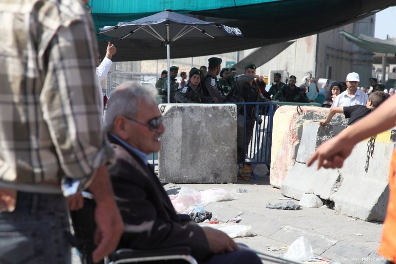 Sejumlah besar Penjaga Perbatasan Zionis dan serdadu berjaga di berbagai pintu masuk pos pemeriksaan. Foto: Rich Wiles